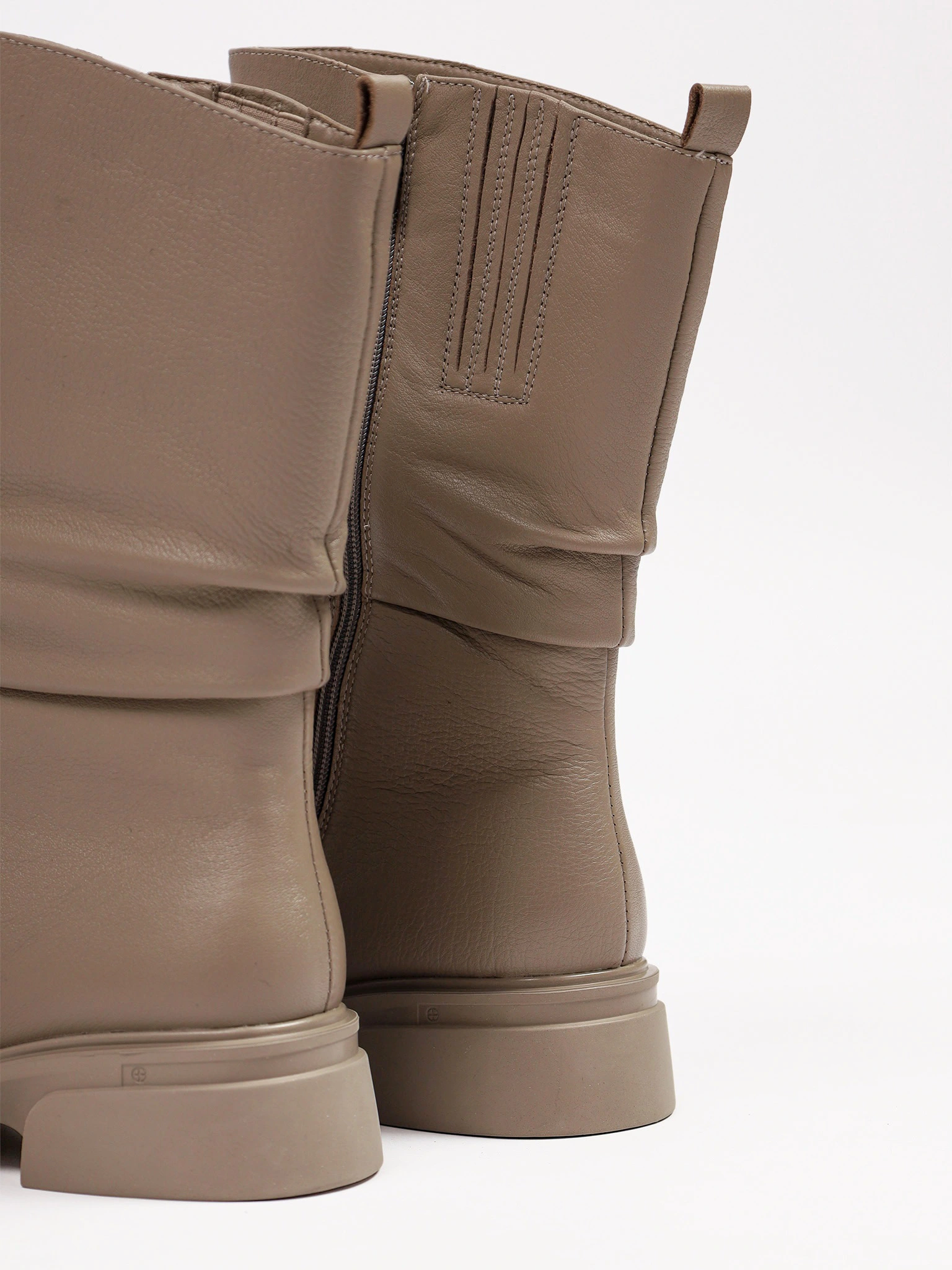 Сапоги серого цвета на среднем широком каблуке с мягкими складками